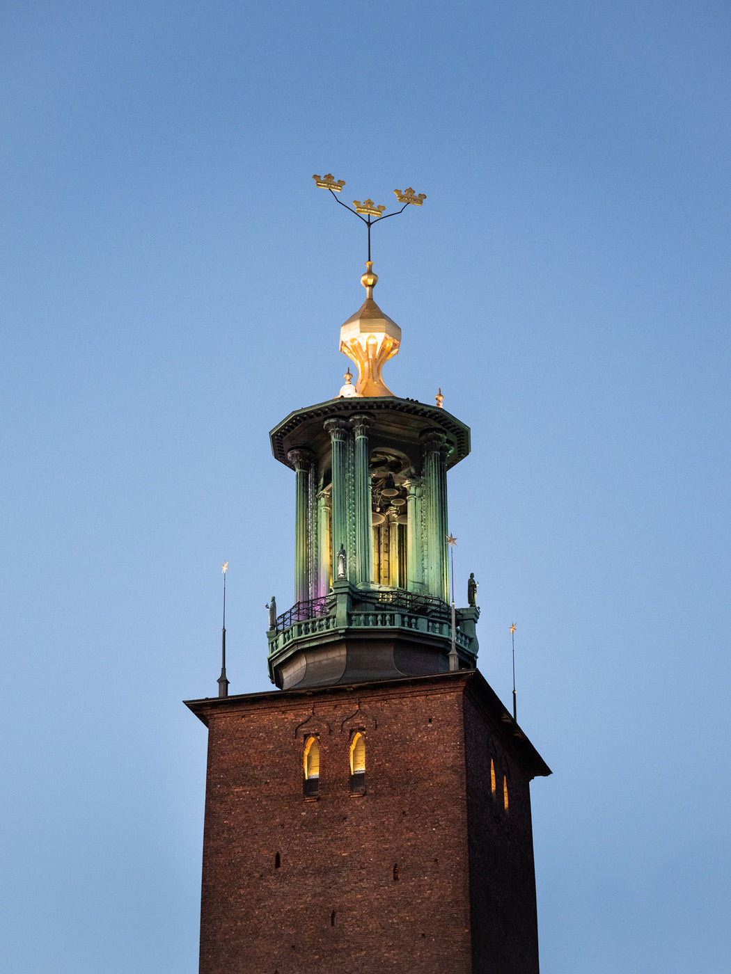 Stadshuset i gryningsljus